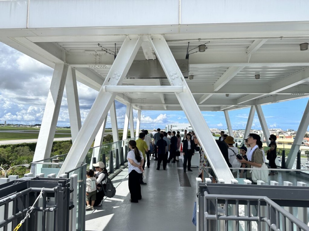 4층 전망대의 흰색 트러스 지붕 아래 공간