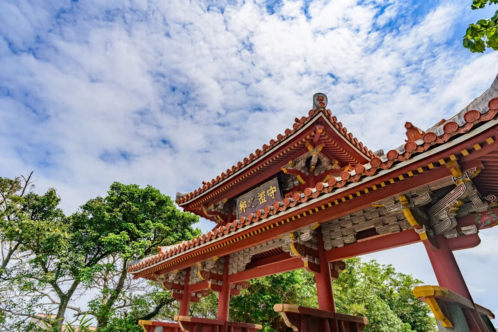 The roof and inscribed plaque of Shureimon gate