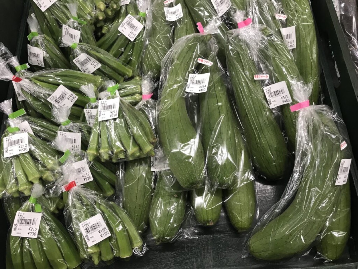 생산자 이름표가 붙은 채로 봉지에 담긴 오크라와 수세미외