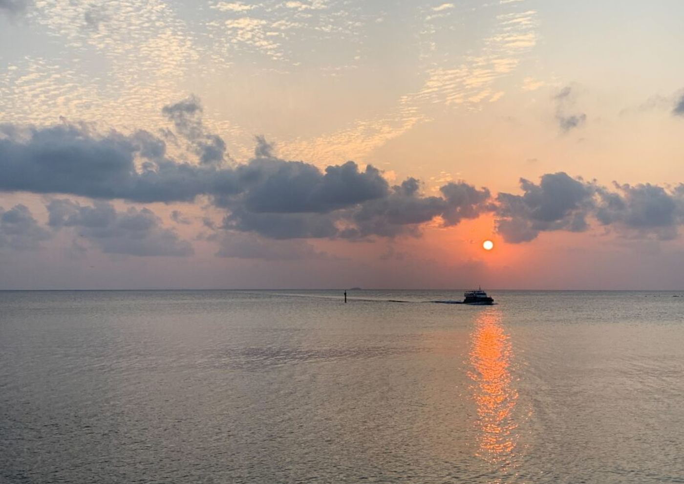 東シナ海に沈む夕日と、水面に伸びる光の道