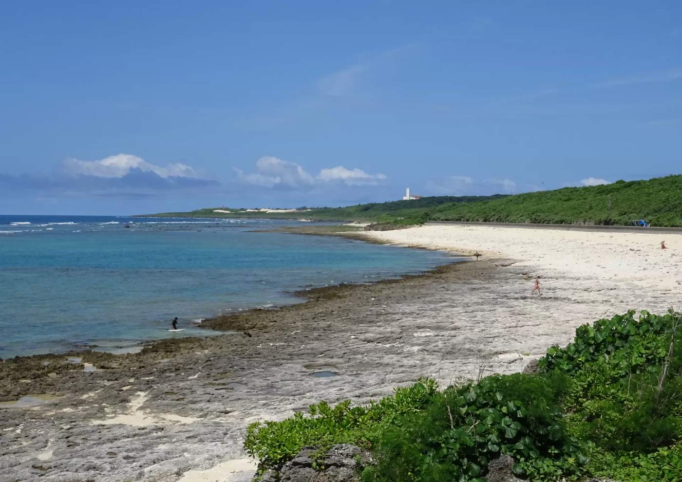 大度浜海岸のリーフと岩場、その向こうの海