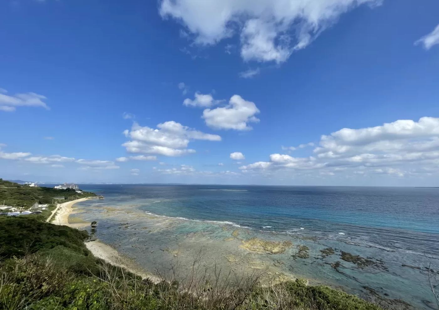 大度浜海岸のリーフと浜、高台から見た海