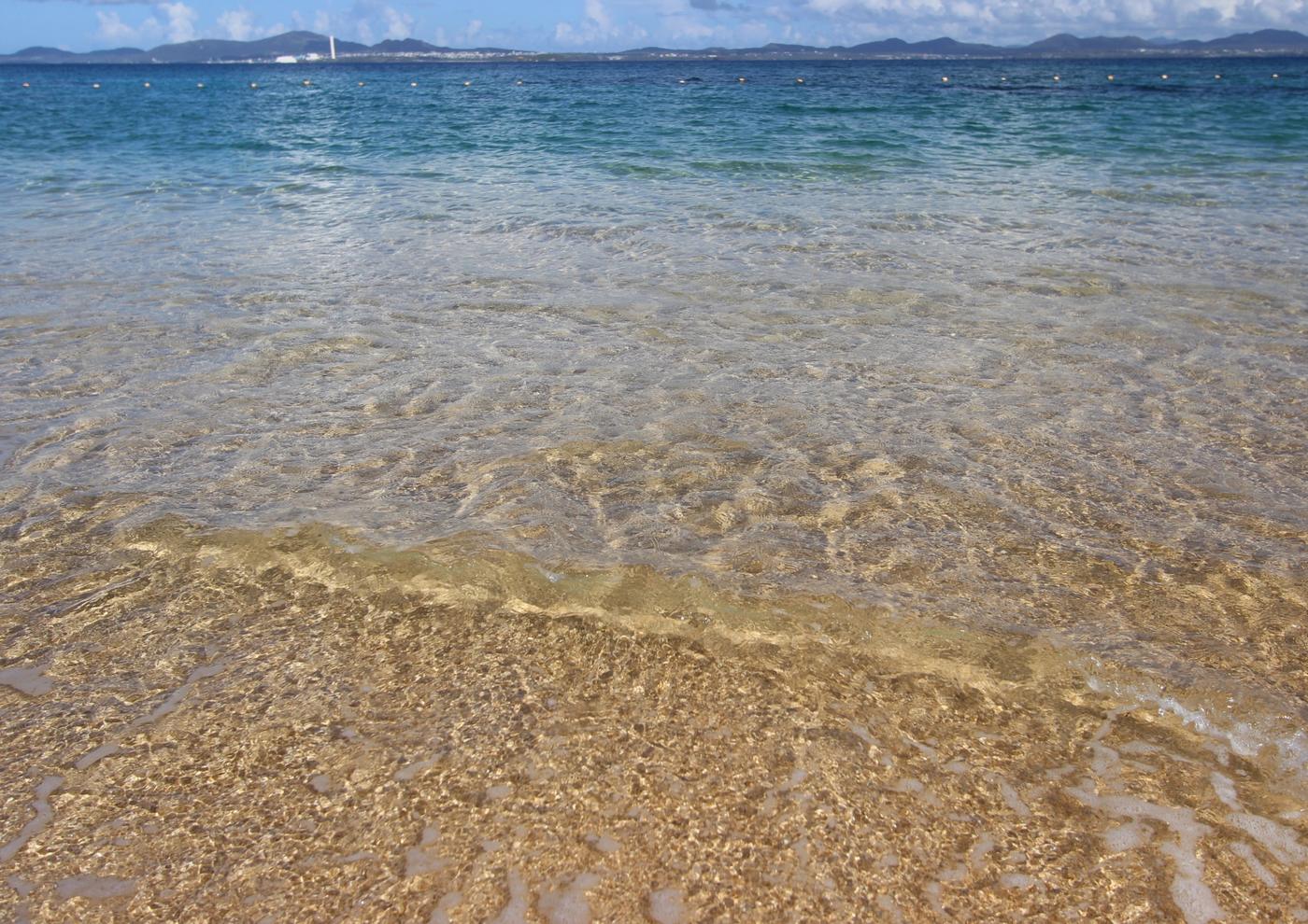 大泊ビーチの澄んだ浅瀬と、水の下に見える砂の模様