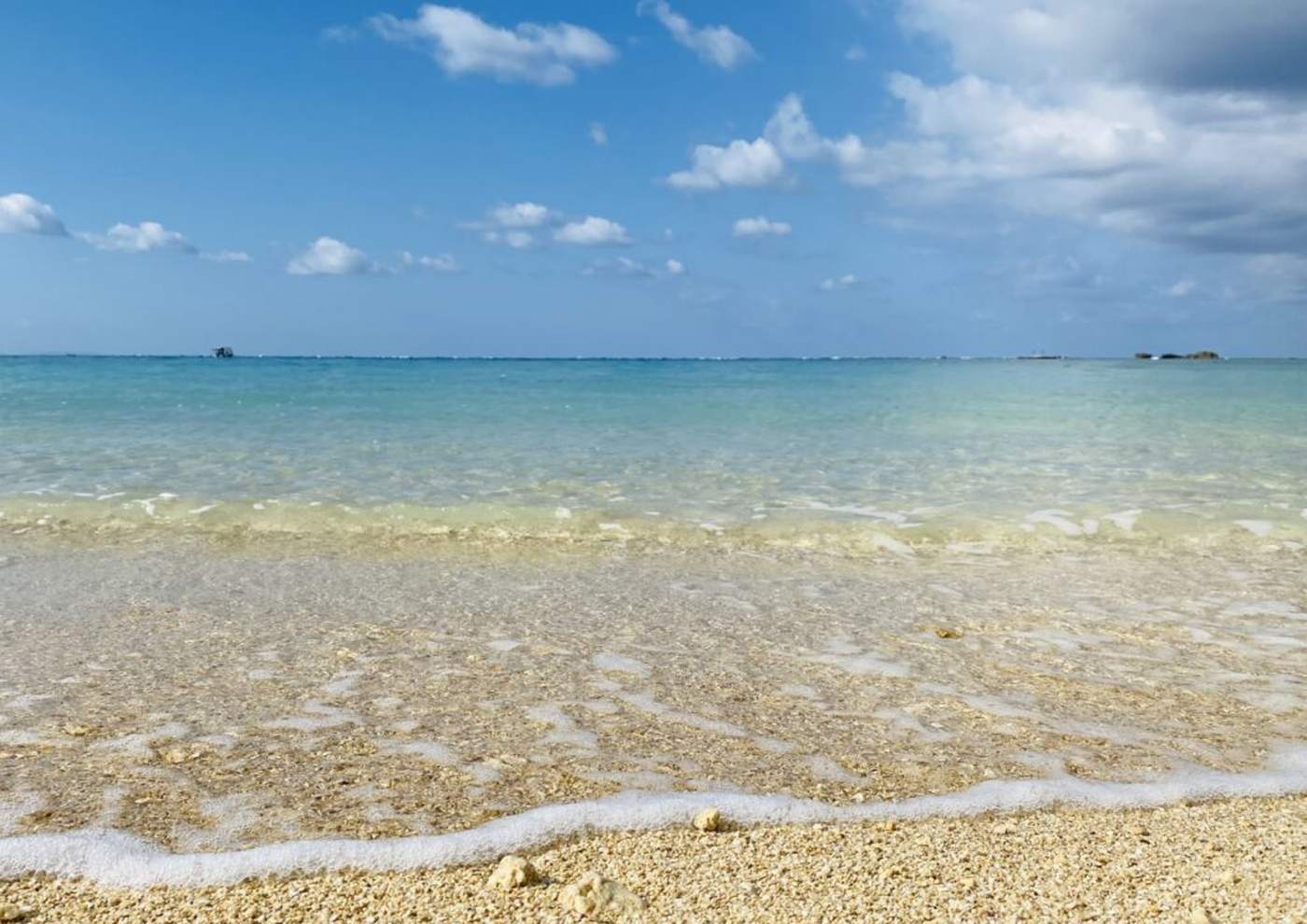 残波ビーチの澄んだ浅瀬と白い砂