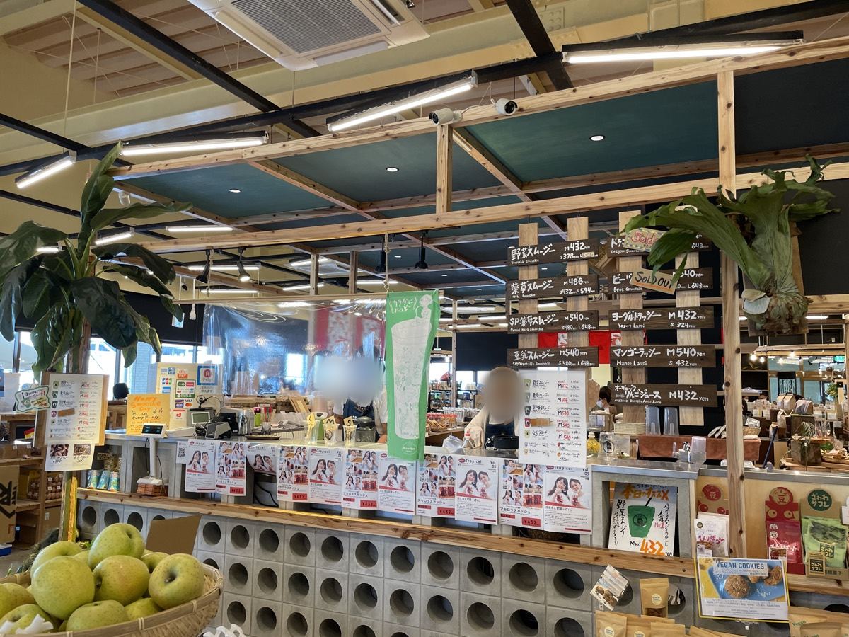 木を組んだ櫓のようなスムージーカウンターと、手書きのメニュー板