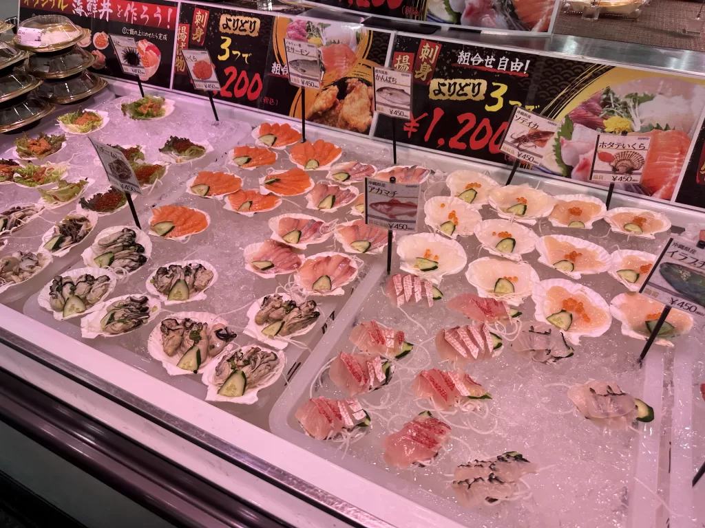 刺身のショーケース。よりどり3パック1,200円の看板が出ている