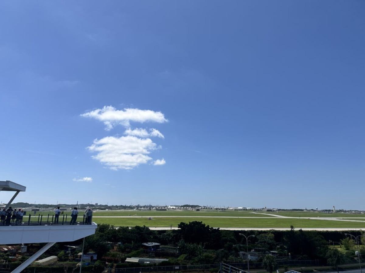 道の駅かでなの展望所から見た嘉手納基地の滑走路と空