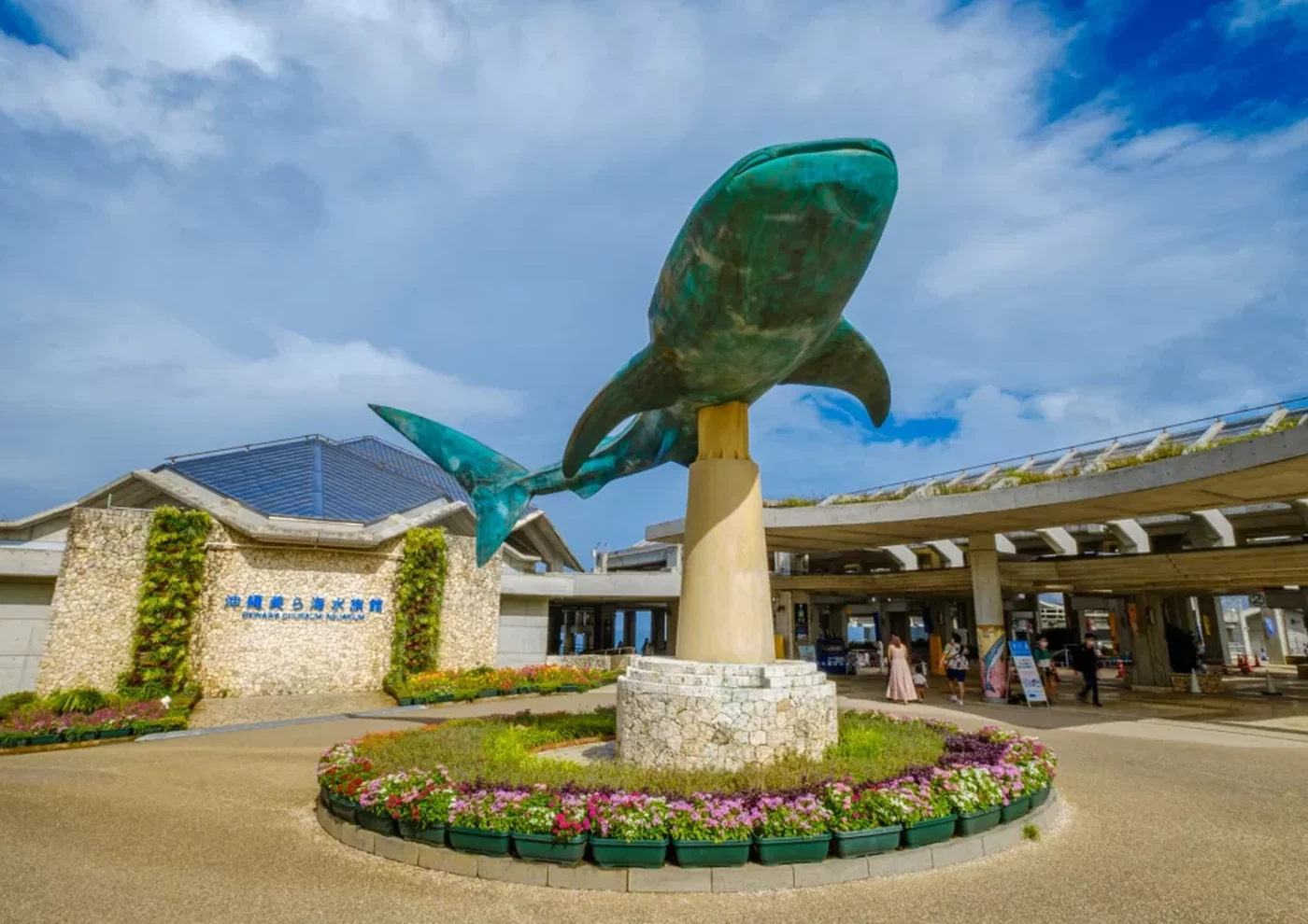 海洋博公園、美ら海水族館の入口付近。緑の載った大きな屋根が続く