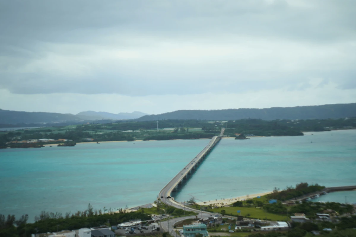 展望フロアから見た古宇利大橋。海の上をまっすぐ伸びて屋我地島につながっている