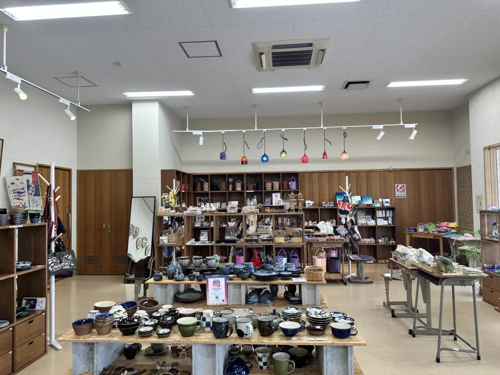 てぃぐま館の工芸品の売り場。やちむんや小物が棚に並ぶ