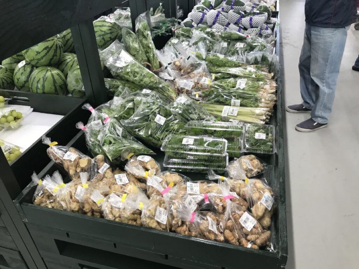スイカや島野菜が並ぶうるマルシェの青果売り場