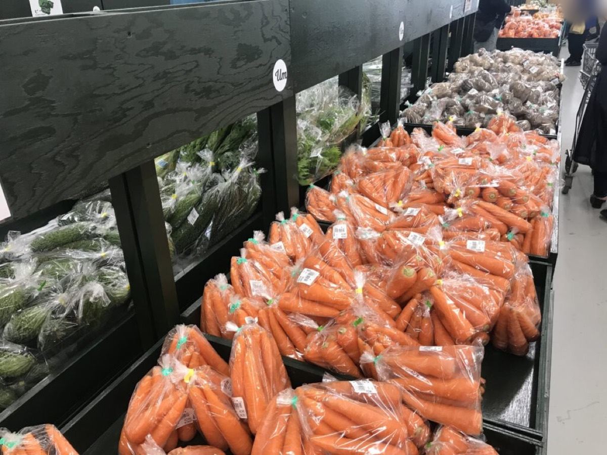 人参や島野菜が並ぶうるマルシェの売り場